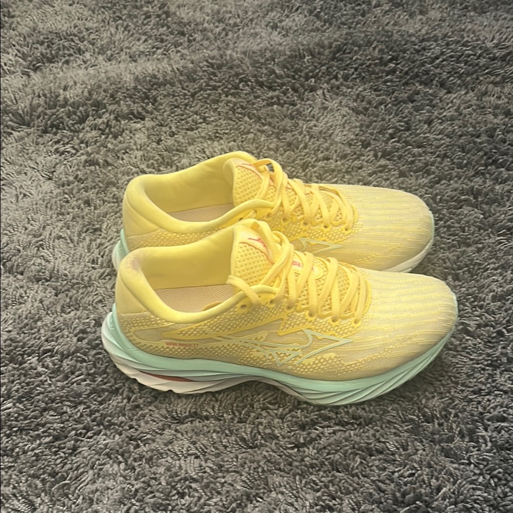 Mizuno women’s running sneaker like new wave rider 27